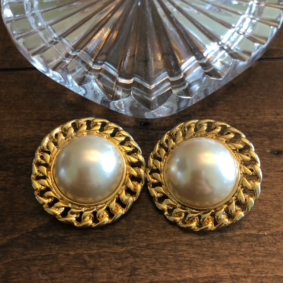 Jewelry - BUY 1 GET 1 FREE JEWELRY! GOLD AND PEARL CLIP ONS
